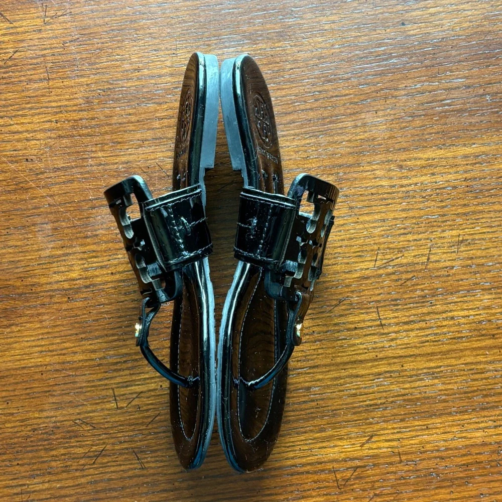 Tory Burch Women's Miller Black Patent Leather Thong Logo Medallion Sandals 5